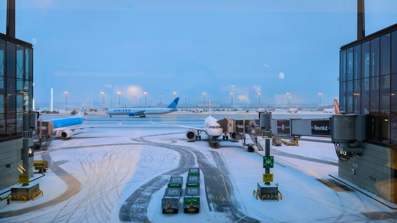 Flugzeuge am schneebedeckten Hauptstadtflughafen BER. Am Flughafen BER sind alle Starts aufgrund der Witterung eingestellt worden. Foto: Christoph Soeder/dpa