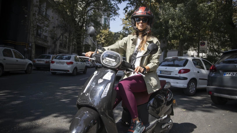 ARCHIV - Neda Khani sitzt auf ihrem Roller in der iranischen Hauptstadt. Foto: Arne Immanuel Bänsch/dpa