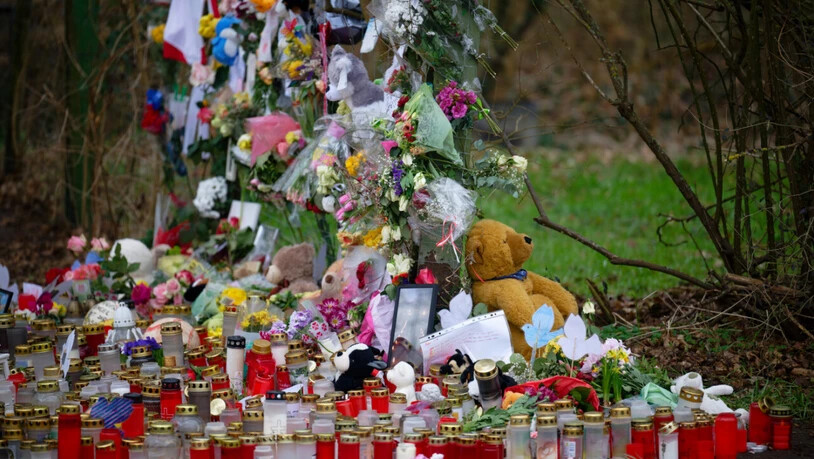 Kerzen, Kuscheltiere und Briefe liegen an einer Gedenkstätte für den getöteten Yosef in der Nähe des Tatortes. Nach dem gewaltsamen Tod des 14-jährigen Yosef in Dormagen zwischen Köln und Düsseldorf ist ein Kind tatverdächtig. Das teilte die Polizei mit…