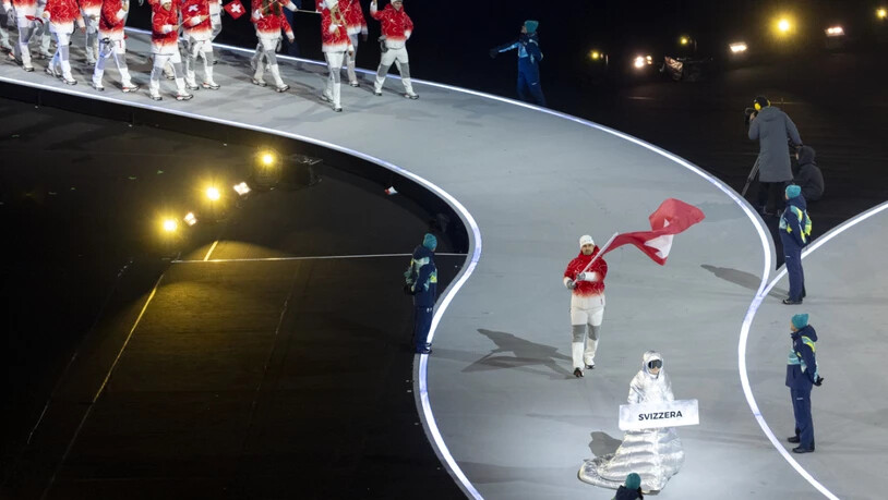 Nino Niederreiter trägt die Schweizer Flagge ins Mailänder San Siro