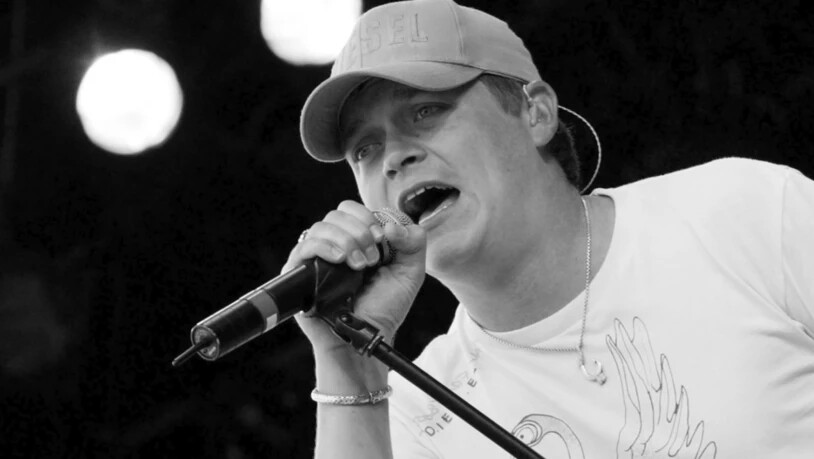 ARCHIV - Der Sänger der Gruppe 3 Doors Down, Brad Arnold, singt auf der Hauptbühne des Festivals "Rock am Ring" am Nürburgring. Foto: Frank May/dpa