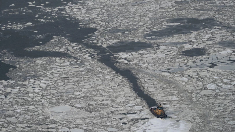 ARCHIV - Ein Boot bewegt sich, während Eis auf dem Hudson River schwimmt (Archivbild). Foto: Yuki Iwamura/AP/dpa