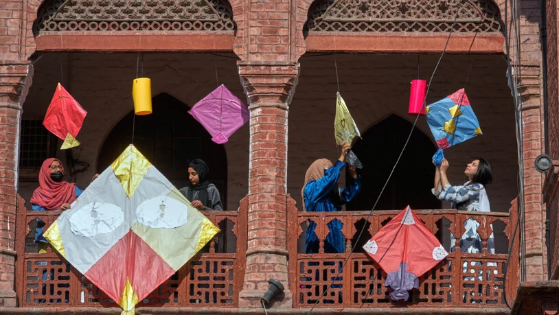 Studenten schmücken ihren Universitätscampus mit einer Vielzahl von Drachen im Vorfeld des dreitägigen Drachenflugfestes «Basant». Die Jahrhunderte alte Tradition markiert den Beginn des Frühlings. Foto: K.M. Chaudary/AP/dpa