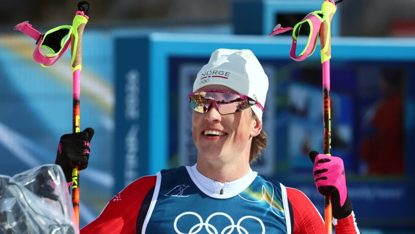 Johannes Klaebo gewinnt erstmals olympisches Gold in einem Distanz-Rennen