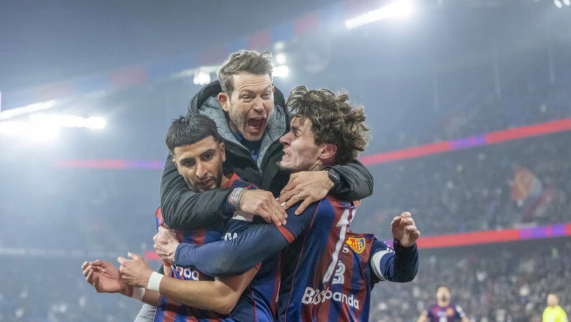 Trainer Stephan Lichtsteiner feiert mit Ibrahim Salah und Moritz Broschinski den Siegtreffer