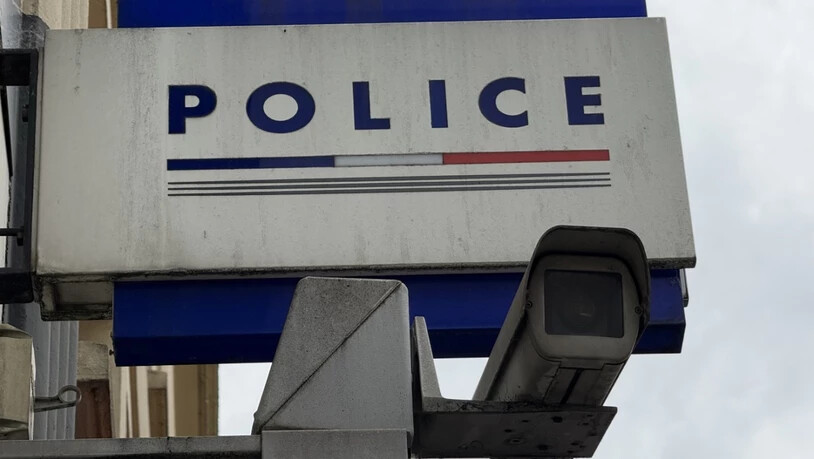 ARCHIV - An einem Kommissariat in Frankreich hängt ein Schild mit der Aufschrift Polizei.  (zu dpa: «Frankreich: Jugendbetreuer soll 89 Jungen missbraucht haben») Foto: Rachel Boßmeyer/dpa