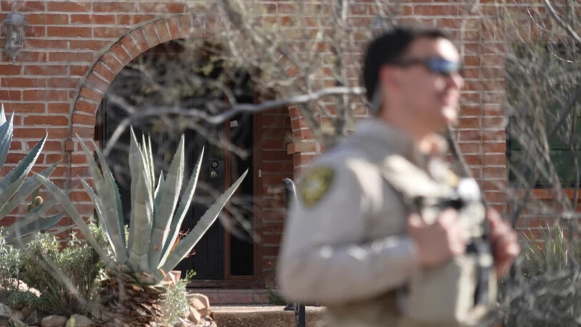 Ein Mitglied des Pima County Sheriff's Department steht vor der Haustür von Nancy Guthrie, der vermissten Mutter von "Today"-Moderatorin Savannah Guthrie. Foto: Ty ONeil/AP/dpa