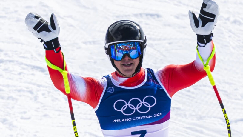 Franjo von Allmen freut sich nach seiner Super-G-Fahrt auf der Stelvio, die ihm innert fünf Tagen das dritte olympische Gold einbringt