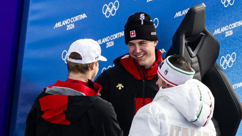 Der dreifache Olympiasieger Franjo von Allmen im Gespräch mit Marco Odermatt (links) und Dominik Paris (rechts)