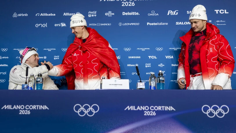 Der dreifache Olympiasieger Franjo von Allmen an der Pressekonferenz mit Ryan Cochran-Siegle (links) und Marco Odermatt (rechts)