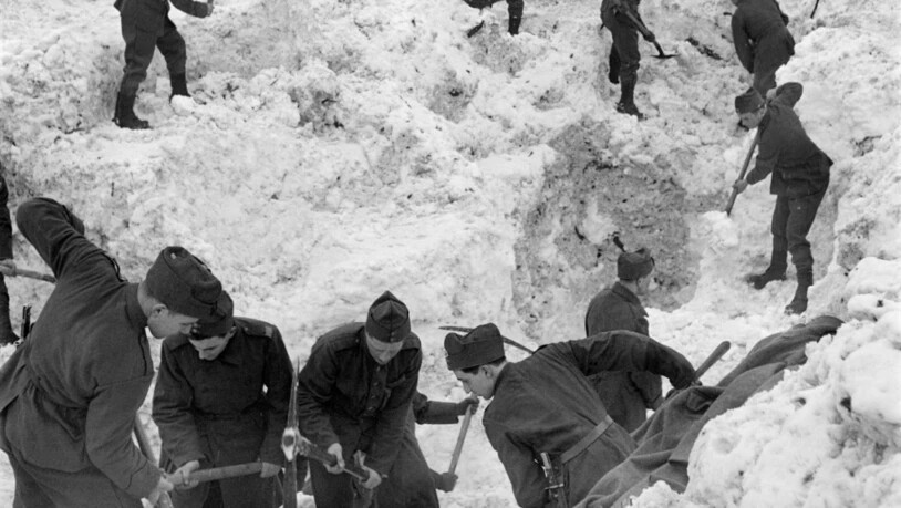 Mehr als zwei Wochen nach der Katastrophe war ein Bataillon der Armee noch immer damit beschäftigt, den Schnee zu beseitigen. (Archivbild)