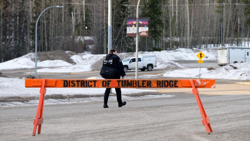 Die Polizei untersucht den Tatort in der Nähe der Tumbler Ridge Secondary School. Foto: Jesse Boily/The Canadian Press via AP/dpa