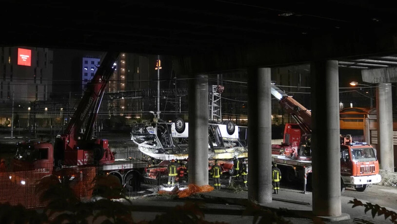 ARCHIV - Italienische Feuerwehrleute arbeiten nach einem Busunglück an der Unfallstelle. Foto: Antonio Calanni/AP/dpa