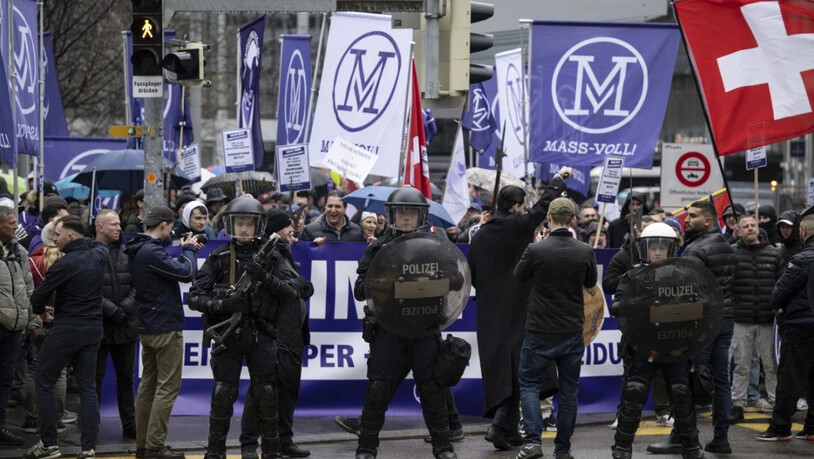 Die St. Galler Polizei entzog der Demonstration von Mass-Voll vor Ort die Bewilligung. Der Demonstrationszug widersetzte sich jedoch der Aufforderung, den Platz zu räumen.