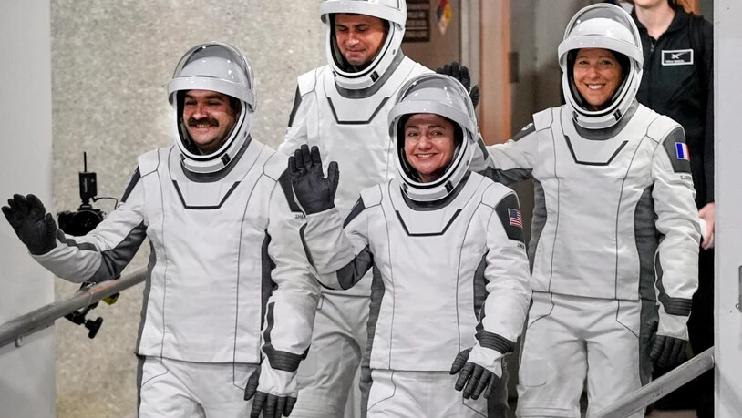 Die Astronauten der Crew 12 verlassen das Operations- und Checkout-Gebäude, bevor sie sich auf den Weg zur Rampe 40 der Cape Canaveral Space Force Station in Cape Canaveral (US-Bundesstaat Florida) machen, um eine Mission zur Internationalen Raumstation…