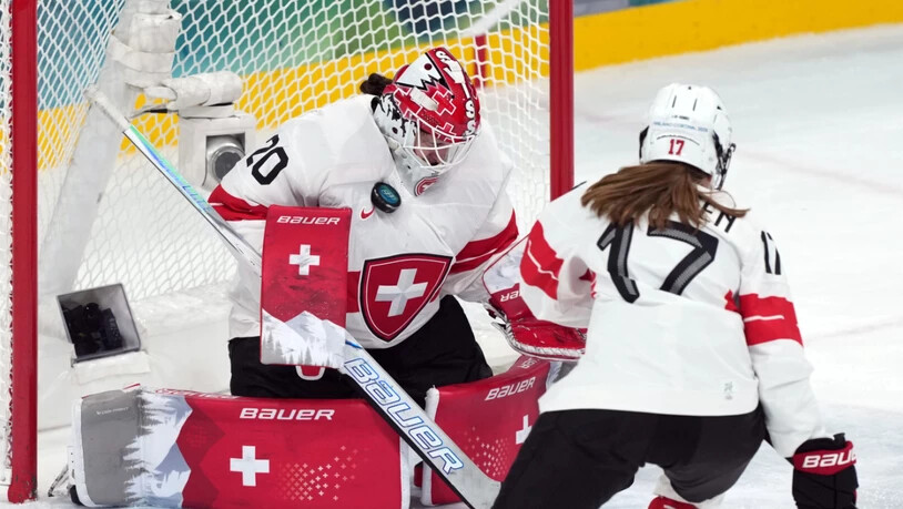 Hält Puck um Puck und damit die Schweizer Halbfinal-Qualifikation fest: Andrea Brändli