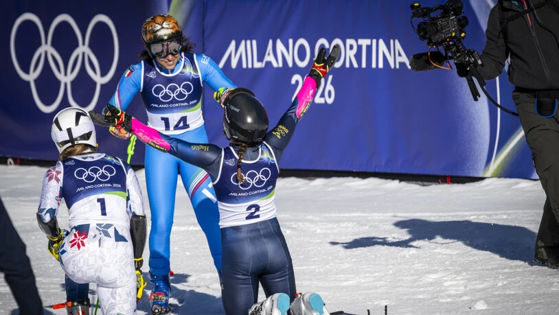 Die Silbermedaillengewinnerinnen Thea Stjernesund (links) und Sara Hector huldigen der Olympiasiegerin Federica Brignone