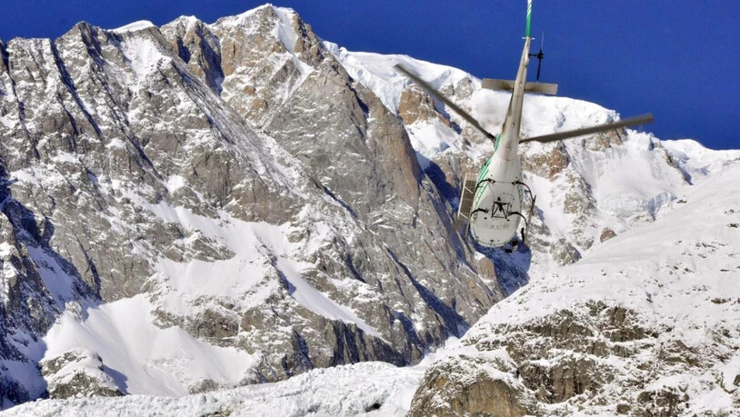 ARCHIV - Ein Hubschrauber der Bergwacht ist auf dem Weg zu einem Fundort in den Bergen. Foto: Thierry Pronesti/ANSA/AP/dpa (Archivbild)