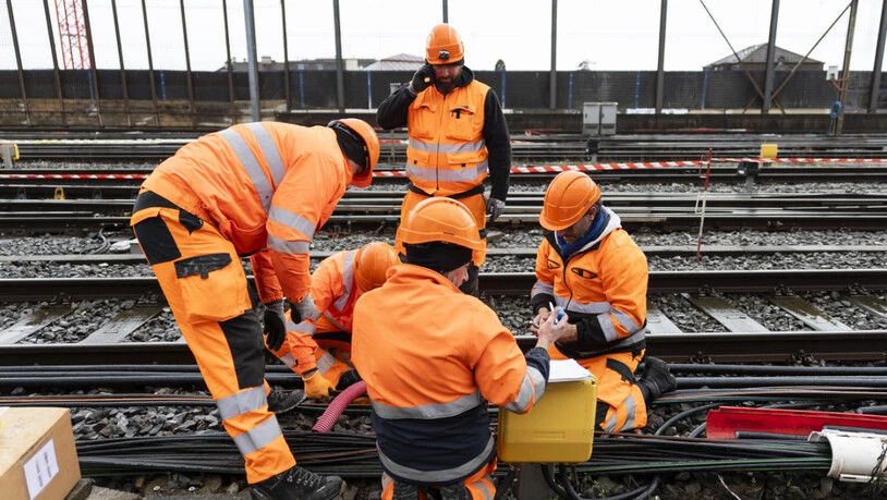 Arbeiter reparieren die Kabel, die am Sonntagabend im Bahnhof von Lausanne in Brand geraten sind.
