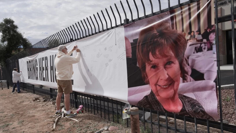 Jeff Robb aus Seattle, der in Tucson überwintert, unterschreibt auf einem Banner zur Unterstützung von Nancy Guthrie. Fast zwei Wochen wird die Mutter von US-Moderatorin Savannah Guthrie vermisst. Das FBI verdoppelte zuletzt die Belohnung für Hinweise…