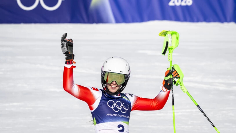 Camille Rast freut sich über ihre erste Medaille an Olympischen Spielen
