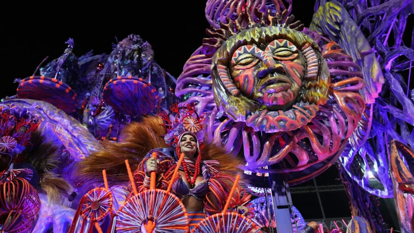 Eine Darstellerin der Sambaschule Grande Rio zieht auf einem Wagen während der Karnevalsfeierlichkeiten im Sambadrom. Foto: Silvia Izquierdo/AP/dpa
