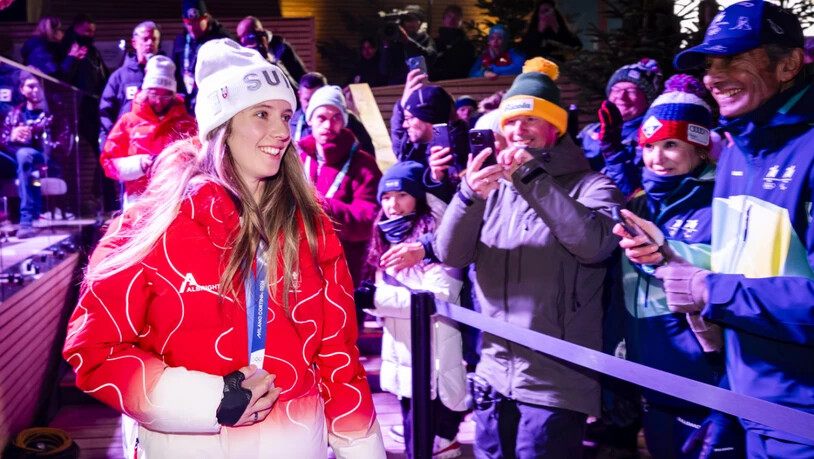 Camille Rast feierte am Abend nach dem Gewinn von Slalom-Silber im House of Switzerland in Cortina