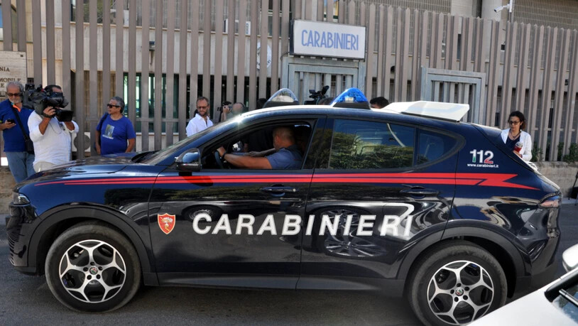 ARCHIV - Journalisten verfolgen die Abfahrt eines Carabinieri-Autos vor einem Gebäude der italienischen Polizei. Foto: Alessandro Fucarini/IPA via ZUMA Press/dpa