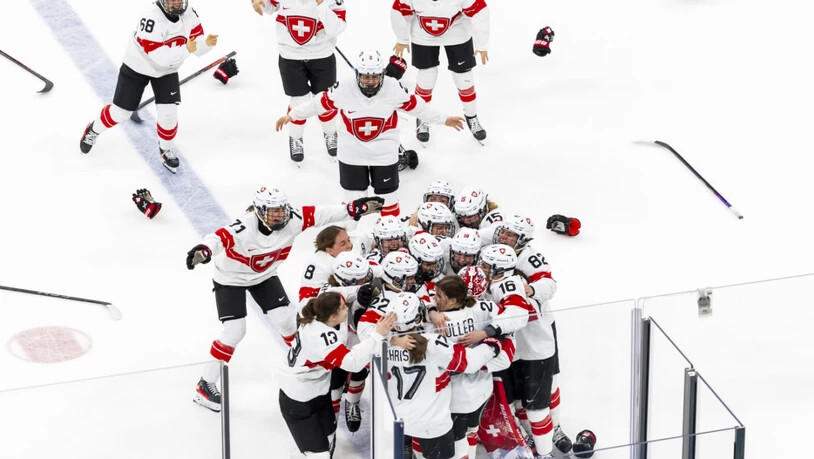 Wenig später verschwindet die Siegtorschützin unter der Schweizer Jubeltraube