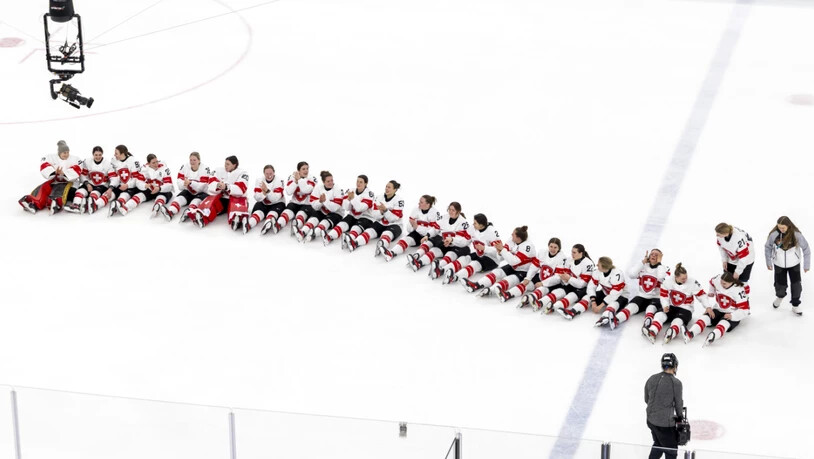 Schön aufgereiht lassen sich die Schweizerinnen nach dem Gewinn von Olympia-Bronze feiern