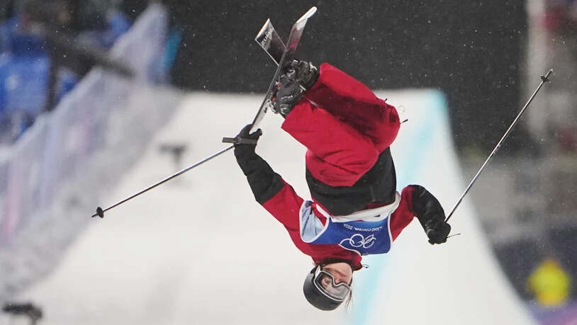 Harter Aufprall: Die Kanadierin Cassie Sharpe stürzt in der Halfpipe schwer
