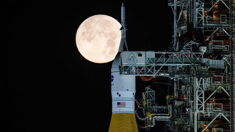 HANDOUT - Der Vollmond scheint über dem SLS ("Space Launch System") und dem Orion-Raumschiff der NASA, die sich auf der mobilen Trägerrakete «Artemis 2» befinden (Archivbild). Foto: Sam Lott/NASA via AP/dpa - ACHTUNG: Nur zur redaktionellen Verwendung…