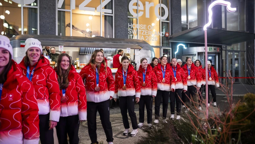 In einer Reihe schreiten die Schweizer Spielerinnen zur Bühne