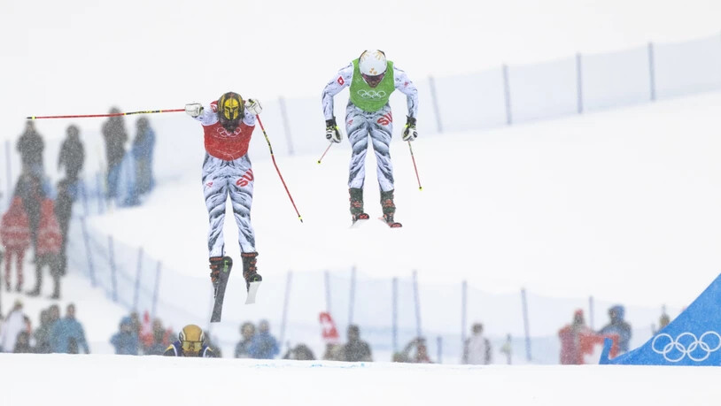 Ryan Regez (links) und Alex Fiva müssen bei schwierigen Bedingungen mit voller Kraft über die Schanzen springen
