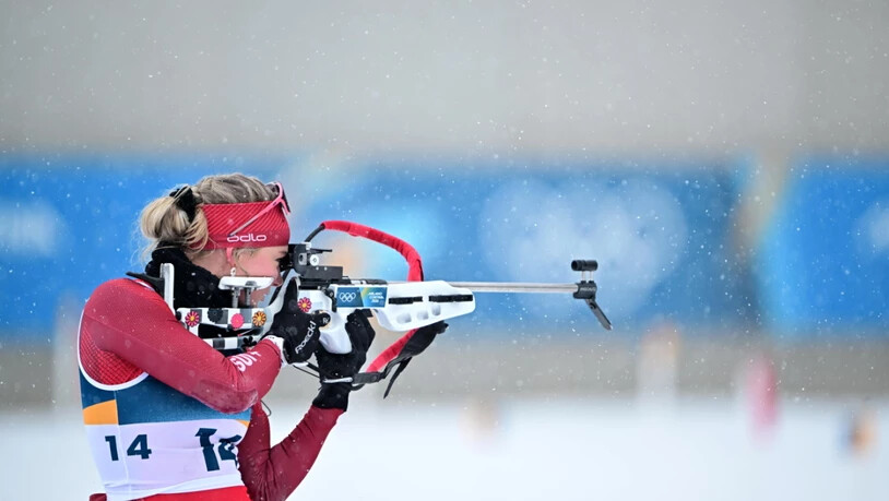 Amy Baserga nimmt im Schneefall die Scheiben ins Visier. Insgesamt kann sie in Antholz die Olympia-Erwartungen nicht erfüllen
