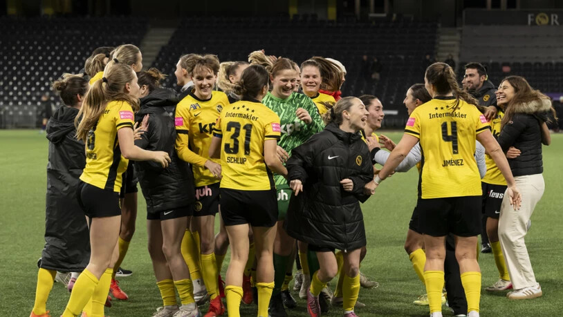 Die YB-Spielerinnen freuen sich über den Sieg nach Verlängerung