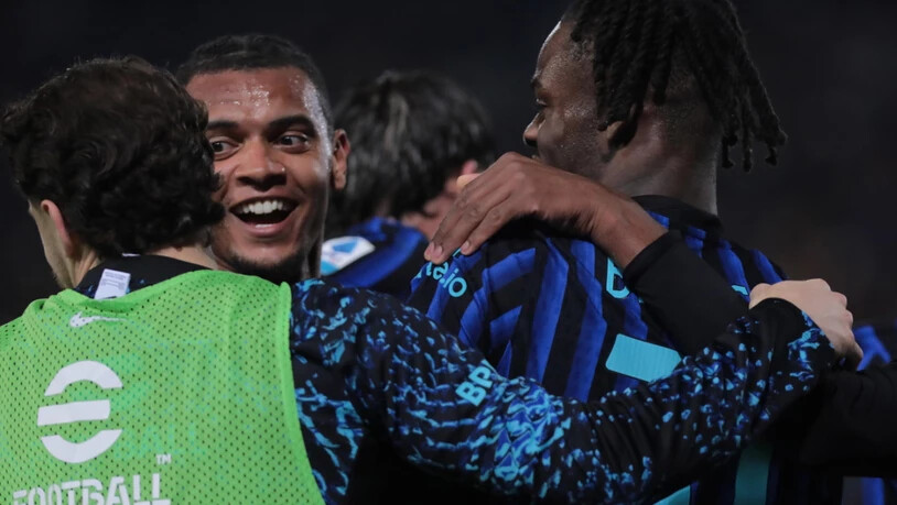 Manuel Akanji freut sich über seinen Kopfballtreffer