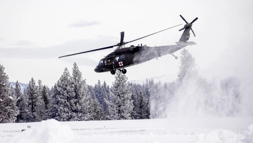Ein Blackhawk-Hubschrauber der US-Armee hebt ab, um Skifahrer zu bergen, die bei einem Lawinenabgang ums Leben gekommen sind. Foto: Stephen Lam/San Francisco Chronicle/AP/dpa - ACHTUNG: Nur zur redaktionellen Verwendung und nur mit vollständiger Nennung…