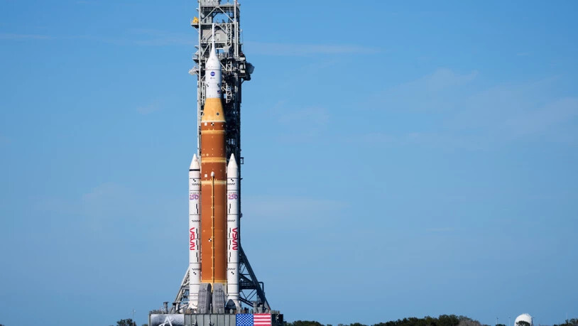 ARCHIV - Die neue Mondrakete der Nasa, Artemis II (Archivbild). Foto: John Raoux/AP/dpa