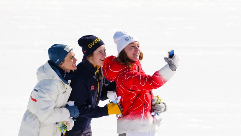Das obligate Selfie: Nadja Kälin mit dem Handy, Ebba Andersson und Heidi Weng
