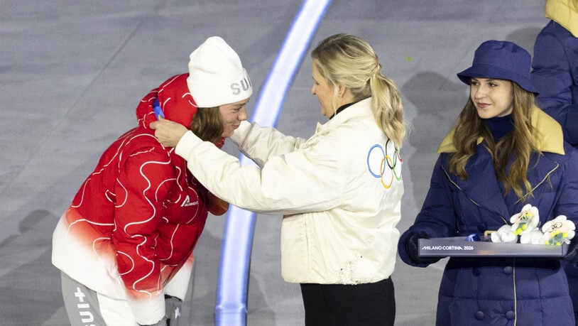 Nadja Kälin erhält während der Schlusszeremonie die Bronzemedaille umgehängt