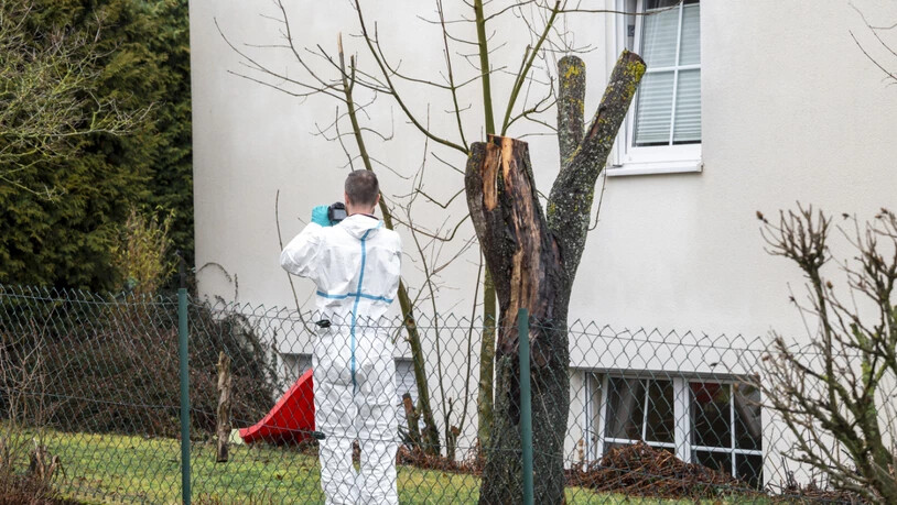 dpatopbilder - Die Spurensicherung der Kriminalpolizei ist am Tatort im Einsatz. Ein Familienvater soll in Oberfranken seine Frau, seine beiden Kinder und sich selbst erschossen haben. Foto: Daniel Vogl/dpa