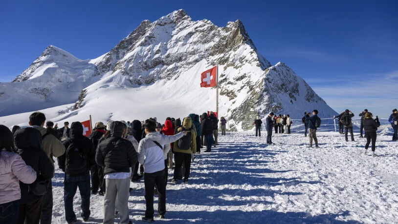 Fast 44 Millionen Übernachtungen verzeichnete die Hotellerie im Jahr 2025. Hier Gäste auf dem Jungfraujoch. (Archivbild)