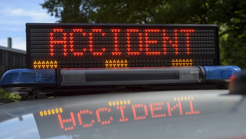 Der Unfall eines Lastwagens führte zu Beeinträchtigungen im Strassen- und Schienenverkehr. (Archivbild)