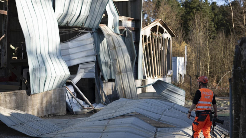 Die Kantonspolizei Zürich untersuchte am Mittwoch ein Gebäude, welches durch die Druckwelle der Explosion in Illnau zerstört wurde. Inzwischen sind 70 weitere Schadensmeldungen eingegangen.