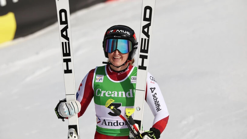 Die Österreicherin Nina Ortlieb wird hinter Corinne Suter Zweite und freut sich über ihren ersten Weltcup-Podestplatz seit März 2023