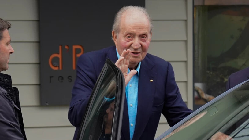ARCHIV - Juan Carlos, Altkˆnig von Spanien, verl‰sst das Restaurant  ́d'Bertoa, wo er mit Freunden zu Mittag gegessen hat. Foto: ¡ngel DÌaz BriÒas/EUROPA PRESS/dpa
