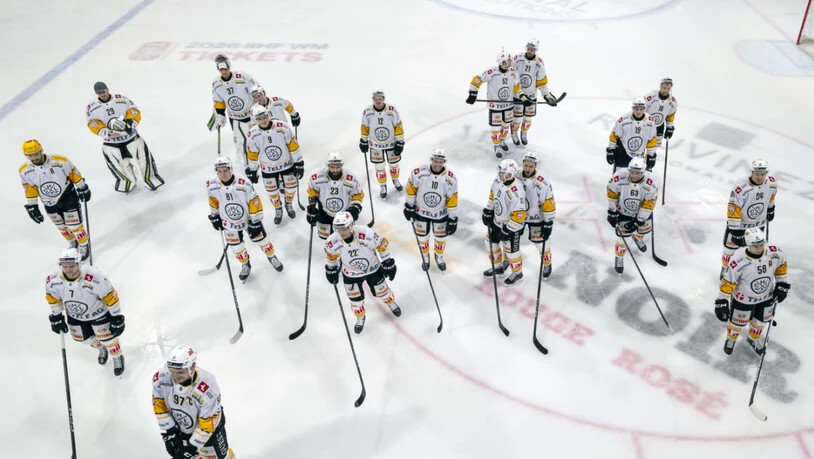 Der HC Lugano bedankt sich bei den mitgereisten Fans und feiert das gesicherte Playoff-Ticket