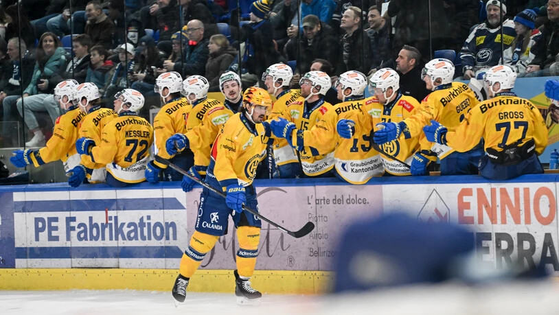 Matej Stransky: Der HCD-Topskorer klatscht nach seinem Treffer zum 5:2 mit seinen Teamkollegen ab.