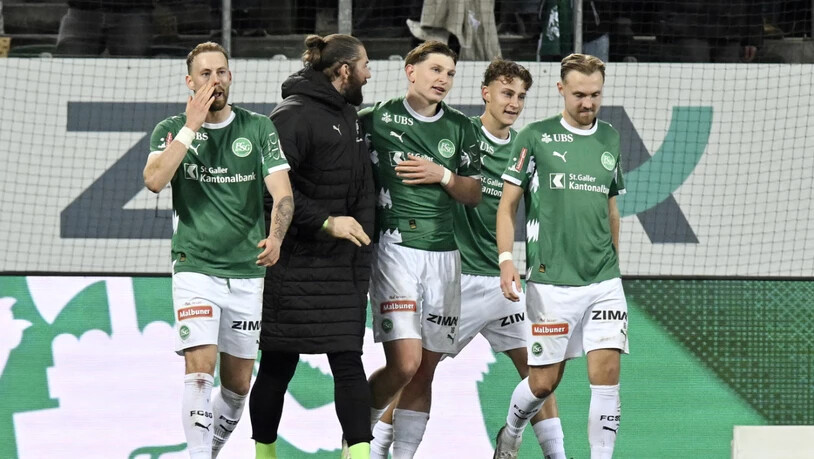 Erleichterung bei Alessandro Vogt (Mitte) nach seinem 2:1-Penaltytor in der Nachspielzeit